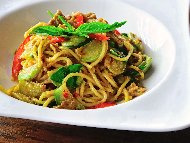 Рецепта Спагети със зеленчуци - тиквички и домати
